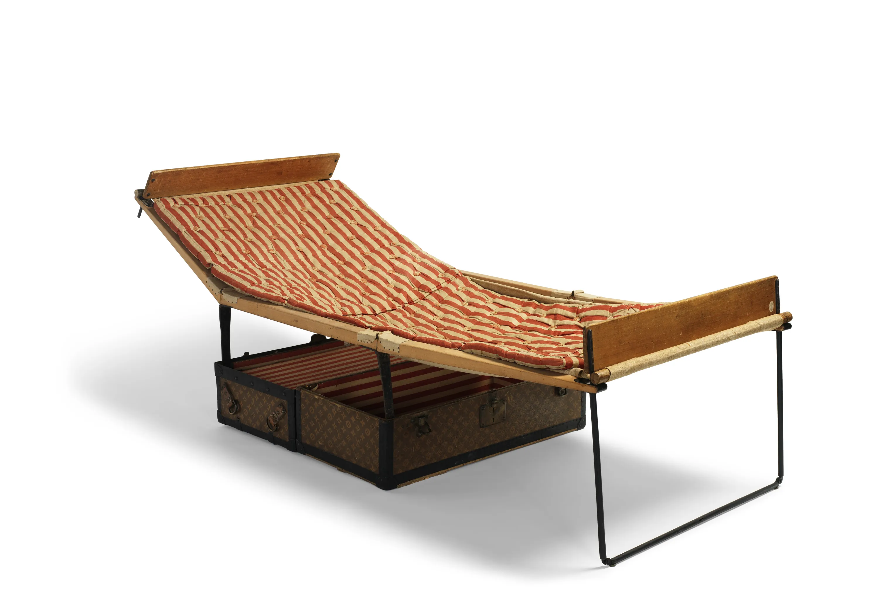 Chiếc rương du lịch đi liền với giường gấp nổi tiếng c&uacute;a Louis Vuitton.