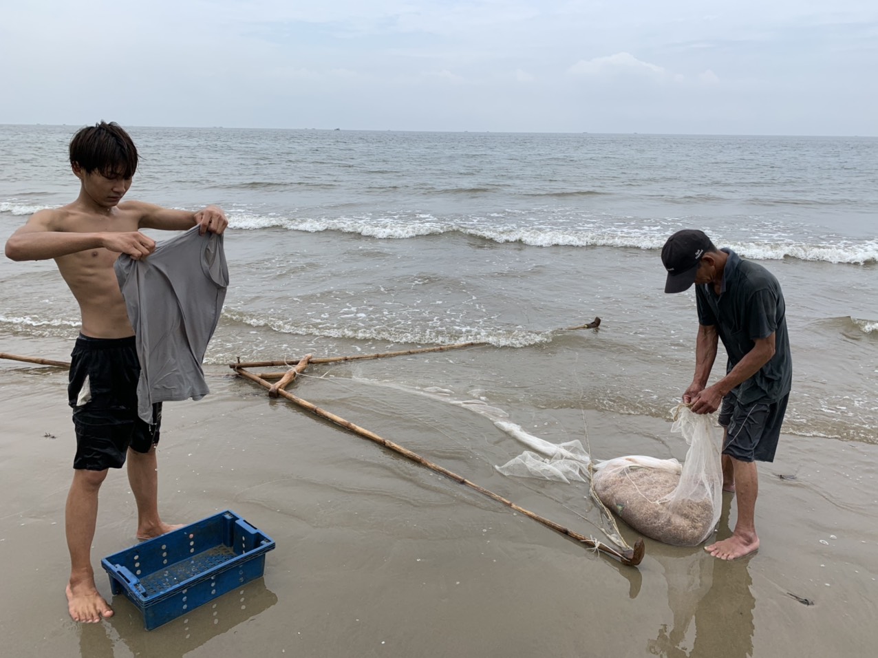Mỗi buổi te tép, người dân phải dầm mình dưới nước nên mất sức rất nhanh. Đổi lại họ có thể kiếm được khoảng 20 đến 30kg tép mỗi ngày. Giá của tép moi được tiểu thương tại bãi khoảng 15 đến 18.000đ|kg. 