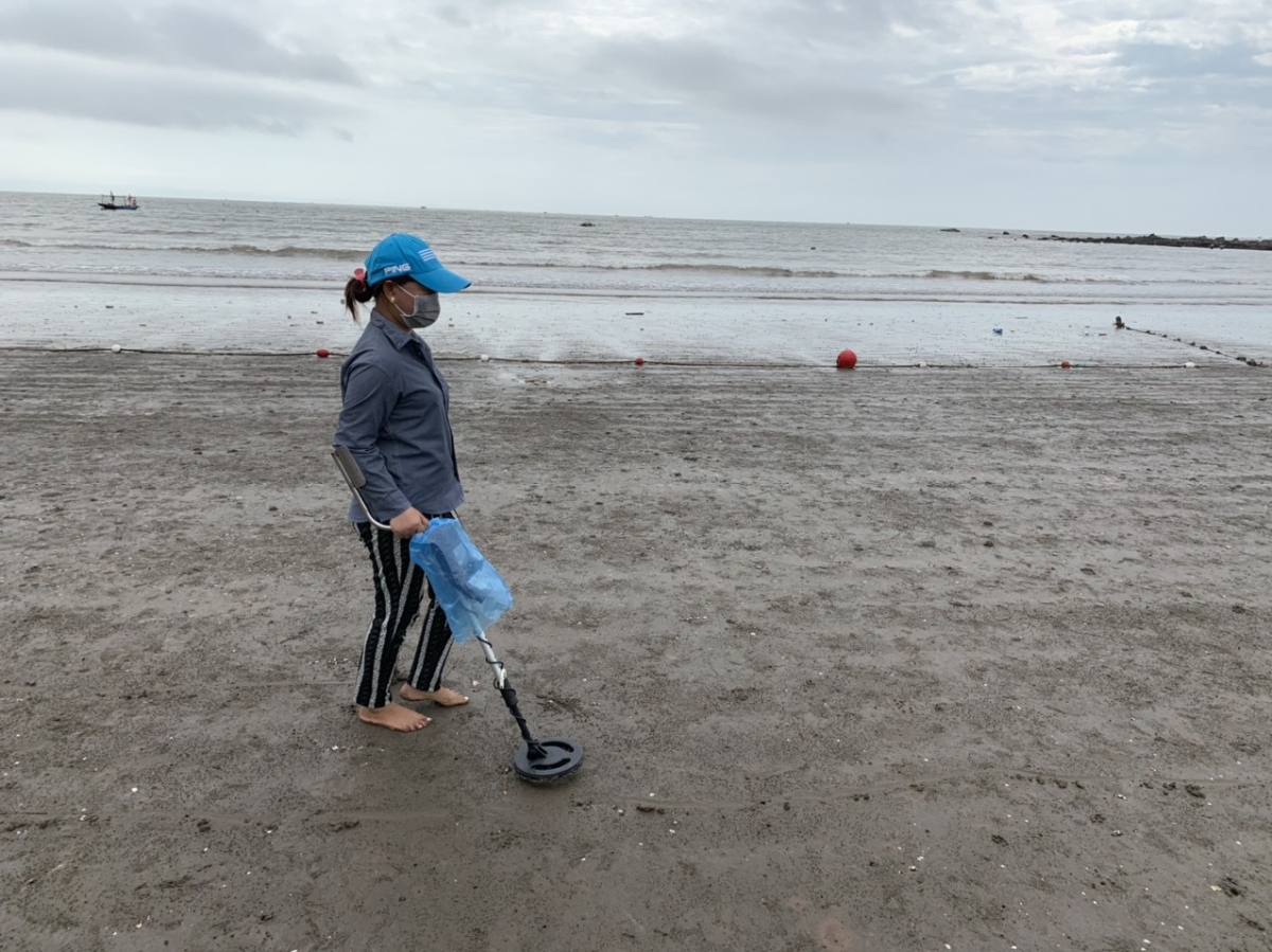 Với một m&aacute;y d&ograve; kim loại mini, một chiếc xẻng, những thợ t&igrave;m v&agrave;ng n&agrave;y l&agrave;m việc li&ecirc;n tục từ s&aacute;ng sớm. M&aacute;y d&ograve; ph&aacute;t t&iacute;n hiệu rất nhiều nhưng khi đ&agrave;o bới th&igrave; hầu hết l&agrave; những thứ kh&ocirc;ng c&oacute; gi&aacute; trị.&nbsp;