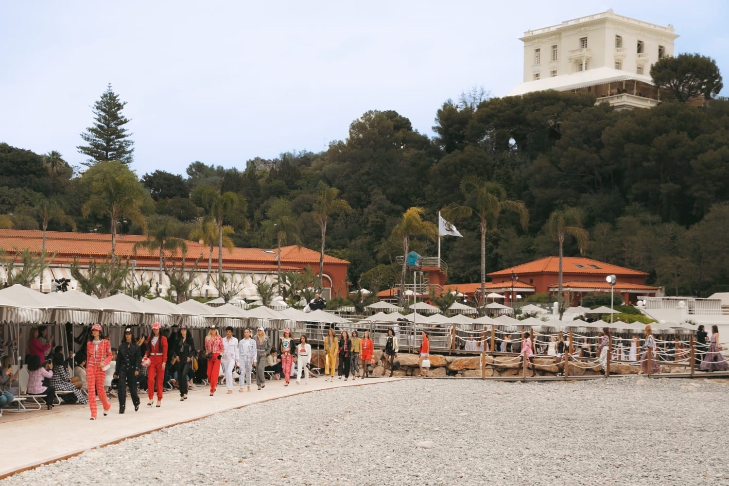 Chanel đã công bố bộ sưu tập du thuyền 2022 - 2023 của mình trên bãi cát trắng của Hotel Monte-Carlo Beach ở Monaco.