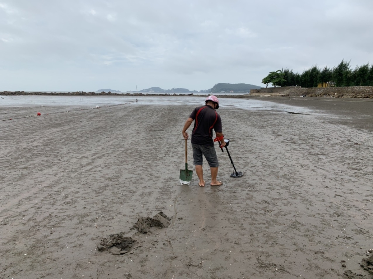 Nh&oacute;m d&ograve; kim loại như v&ograve;ng v&agrave;ng, xuyến bạc của anh Nguyễn Hữu Tuyến (qu&ecirc; B&agrave; Rịa Vũng T&agrave;u) lần đầu ti&ecirc;n đến b&atilde;i biển Đồ Sơn, Hải Ph&ograve;ng để t&igrave;m kiếm vận may. Anh Tuyến cho biết, nh&oacute;m của m&igrave;nh c&oacute; 4 người, thường đi khắp c&aacute;c b&atilde;i biển tr&ecirc;n cả nước để đ&agrave;o c&aacute;t, t&igrave;m v&agrave;ng.&nbsp;