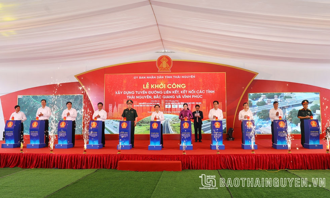 Bộ trưởng Bộ Giao thông vận tải Nguyễn Văn Thể và các đại biểu nhấn nút khởi công dự án.
