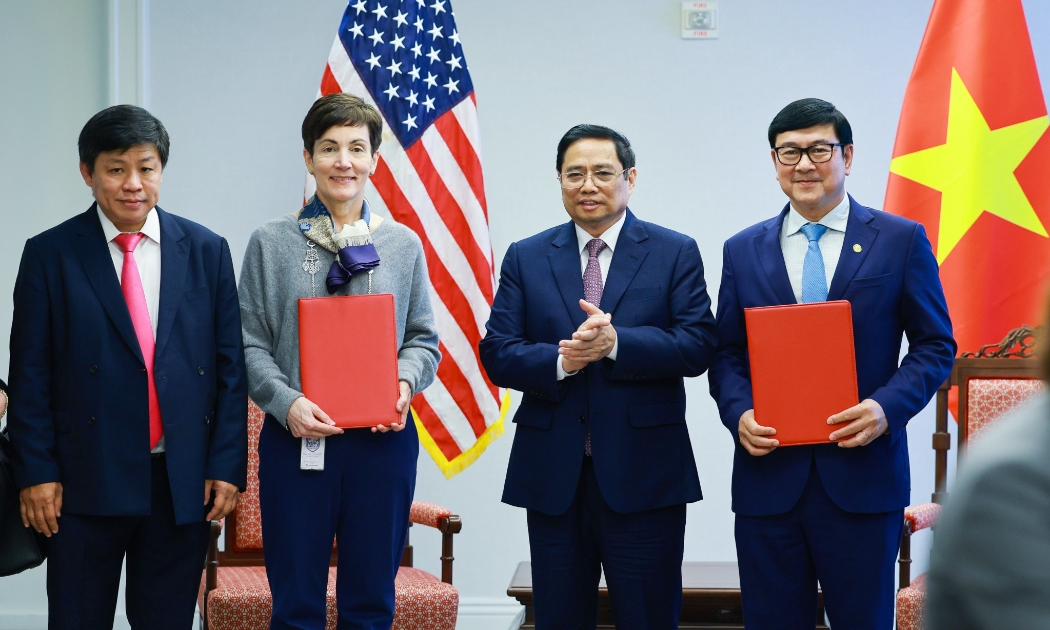 Bà Stephanie von Friedeburg - Phó chủ tịch điều hành cao cấp IFC (thứ hai từ trái sang) và ông Trần Hoài Nam - Phó Tổng giám đốc HDBank (bìa phải) trao văn kiện ký kết dưới sự chứng kiến của Thủ tướng Chính phủ Phạm Minh Chính.