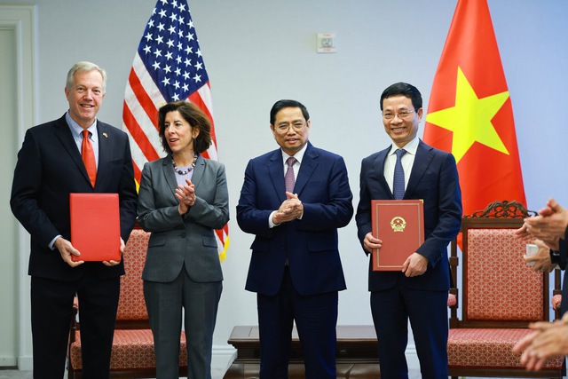 Thủ tướng Phạm Minh Chính cùng Bộ trưởng Thương mại Hoa Kỳ và thành viên đoàn chứng kiến chứng kiến lễ trao thỏa thuận hợp tác giữa Cơ quan phát triển thương mại Hoa Kỳ (USTDA), Công ty Black&Veatch Management và đại diện Công ty TNHH kết nối năng lượng sạch Mekong thỏa thuận tài trợ thực hiện nghiên cứu khả thi Dự án đường dây truyền tải điện Bạc Liêu - Ảnh: VGP/Nhật Bắc