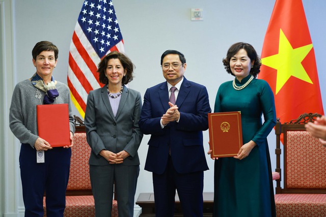 Thống đốc Ngân hàng Nhà nước Nguyễn Thị Hồng và bà Stephanie von Friedeburg, Phó Chủ tịch cao cấp của IFC trao thỏa thuận hợp tác về hỗ trợ xây dựng khuôn khổ pháp lý về tiêu chuẩn Môi trường & Xã hội trong hoạt động đầu tư, cấp tín dụng của các Tổ chức Tín dụng Việt Nam - Ảnh: VGP/Nhật Bắc