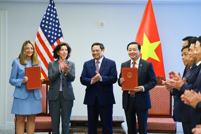 Thủ tướng Phạm Minh Chính cùng Bộ trưởng Thương mại Hoa Kỳ và thành viên đoàn chứng kiến Bộ trưởng Bộ Tài nguyên và Môi trường và đại diện Tập đoàn Citigroup lên trao thỏa thuận hợp tác về ESG (môi trường, xã hội và quản trị), hợp tác hỗ trợ kỹ thuật và trao đổi thông tin nhằm thực hiện mục tiêu phát thải bằng 0 của Việt Nam thông qua: thị trường carbon, tài chính kết hợp, phân loại và đa dạng sinh học, và khuôn khổ pháp lý - Ảnh: VGP