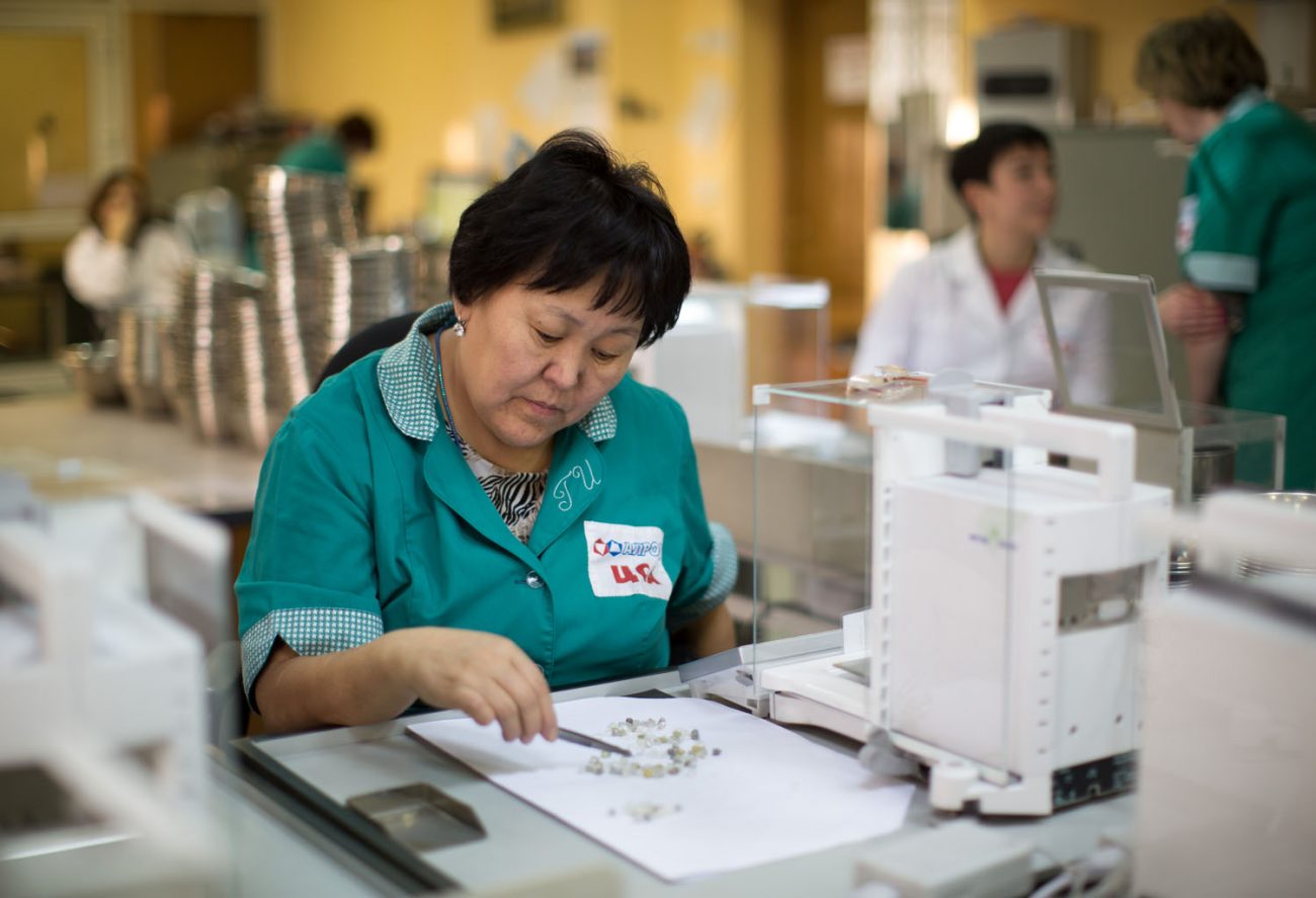 Sự gi&aacute;n đoạn đ&atilde; t&aacute;c động đến gi&aacute; kim cương khi những vi&ecirc;n đ&aacute; nhỏ hơn m&agrave; Alrosa chuy&ecirc;n sản xuất đ&atilde; bắt đầu tăng gi&aacute; trong tuần qua.