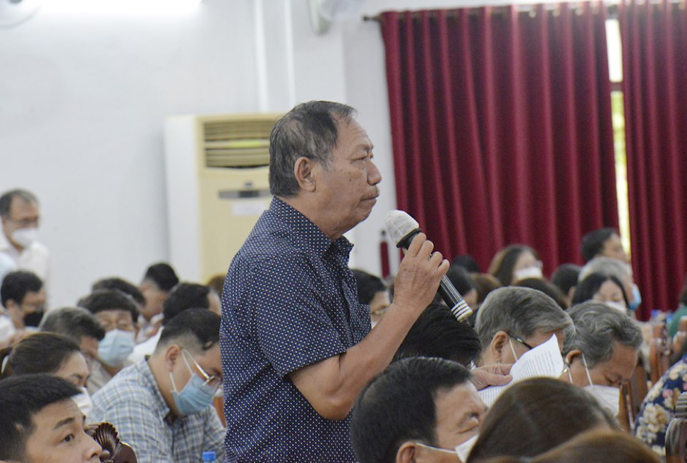 Cử tri phát biểu tại buổi tiếp xúc giữa các đại biểu quốc hội với cử tri quận 5, quận 8 và quận 11 - Ảnh: ĐN.
