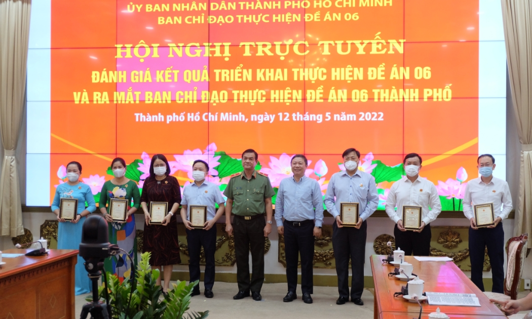 Thiếu tướng Lê Hồng Nam và Phó Chủ tịch UBND TP.HCM Dương Anh Đức trao tặng kỷ niệm chương “Vì sự nghiệp xây dựng cơ sở dữ liệu quốc gia về dân cư” cho các cá nhân xuất sắc chiều 12/5. 