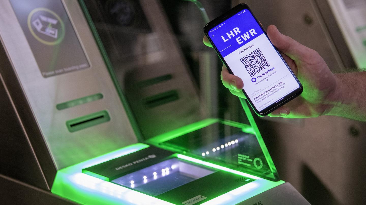 Ng&agrave;y 11/5, Ủy ban ch&acirc;u &Acirc;u (EC) bắt đầu thi h&agrave;nh quyết định c&ocirc;ng nhận hộ chiếu vaccine điện tử của Việt Nam.