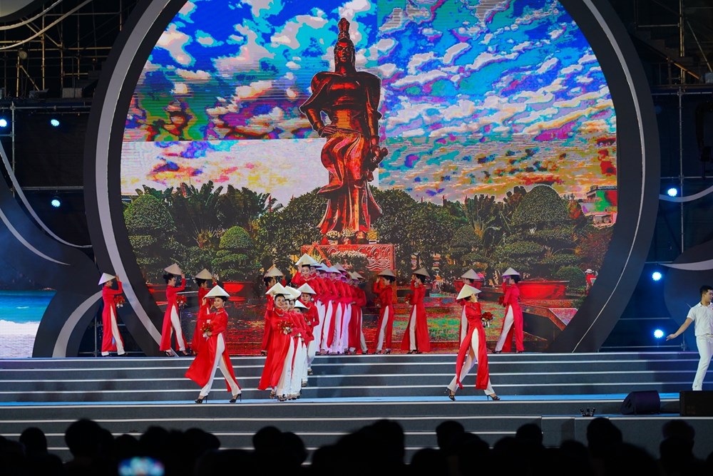 Lễ hội Hoa phượng đỏ Hải Ph&ograve;ng 2022 tổ chức ho&agrave;nh tr&aacute;ng với nhiều tiết mục đặc sắc, được đ&ocirc;ng đảo người d&acirc;n, kh&aacute;n giả đ&aacute;nh gi&aacute; cao&nbsp;