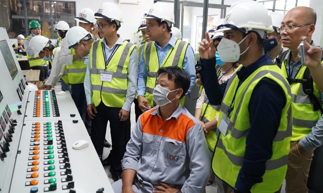 Đoàn công tác tham quan nhà máy của Công ty Indochine Imex. Ảnh GIZ Việt Nam.
