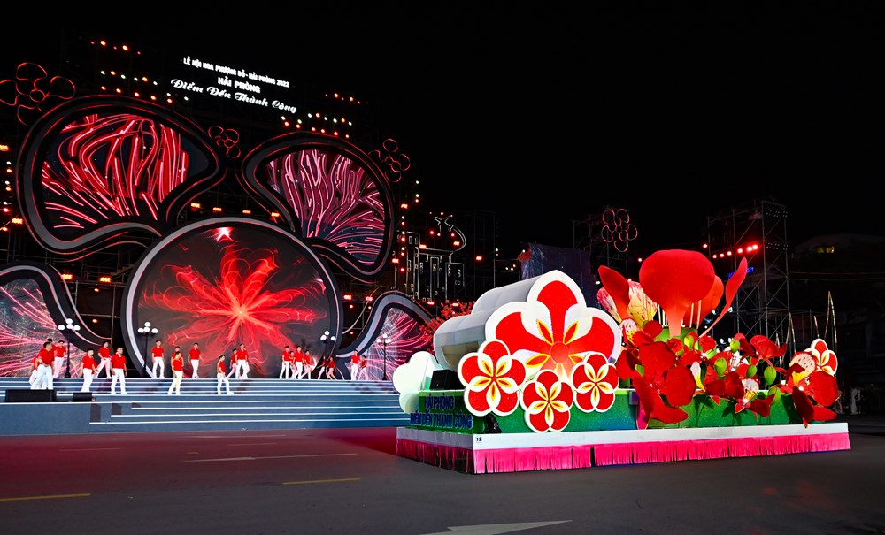 H&igrave;nh ảnh hoa phượng - loại hoa biểu trưng của Hải Ph&ograve;ng xuất hiện ấn tượng tr&ecirc;n s&acirc;n khấu