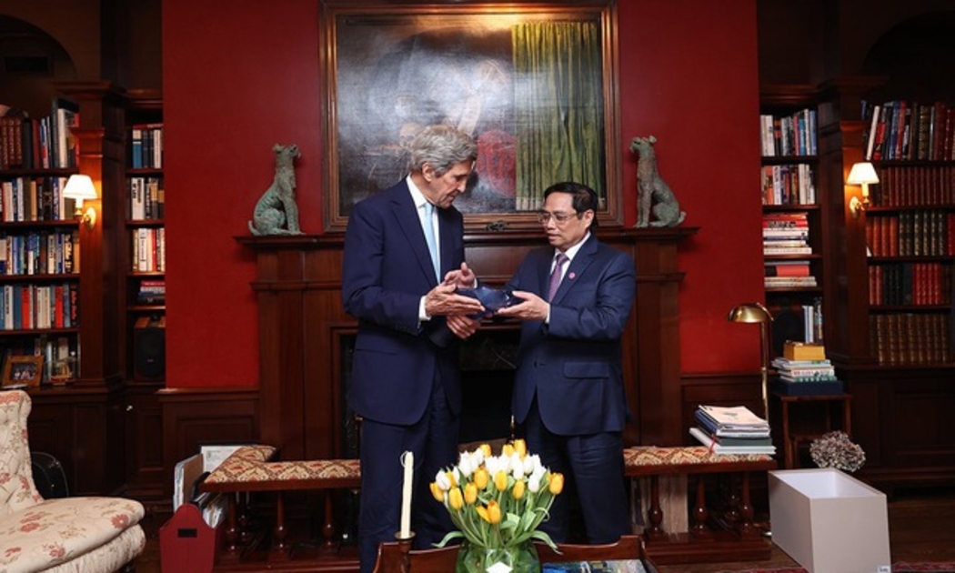Thủ tướng Chính phủ Phạm Minh Chính và Đặc phái viên của Tổng thống Hoa Kỳ về khí hậu John Kerry. Ảnh - VGP.