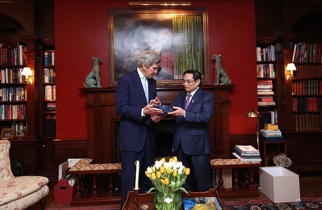 Thủ tướng Chính phủ Phạm Minh Chính và Đặc phái viên của Tổng thống Hoa Kỳ về khí hậu John Kerry.  Ảnh - VGP. 