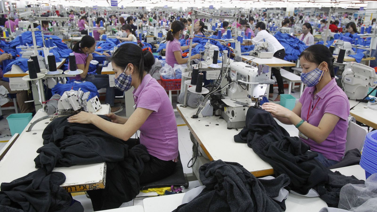 Doanh nghiệp cũng bị áp lực bởi chính những khách hàng nhập khẩu, khi họ yêu cầu những tiêu chuẩn về nhà máy xanh, giảm khí thải ô nhiễm...