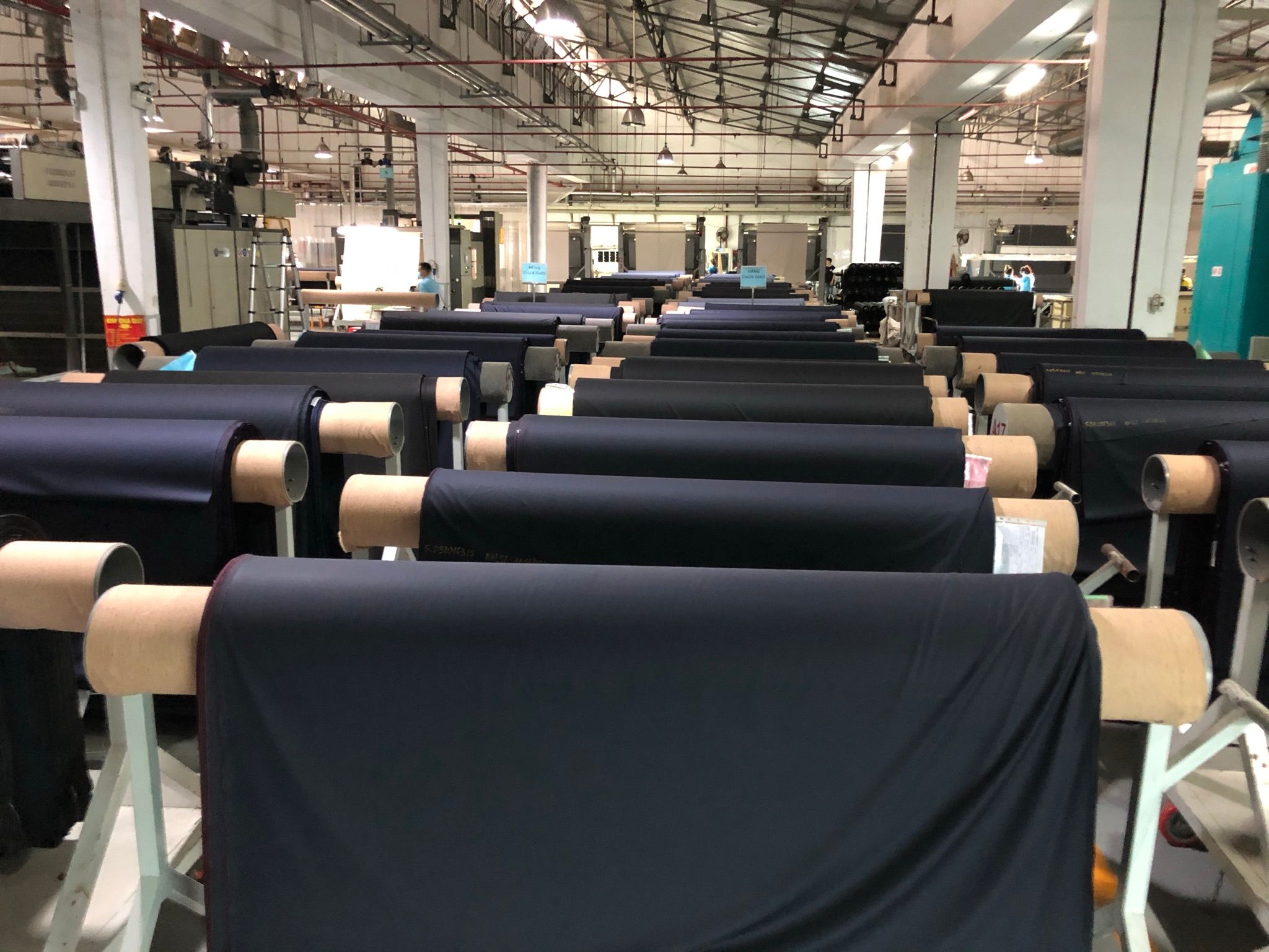 C&aacute;i kh&oacute; của ng&agrave;nh dệt may l&agrave; nguy&ecirc;n phụ liệu đầu v&agrave;o, đặc biệt l&agrave; vải, dệt nhuộm.