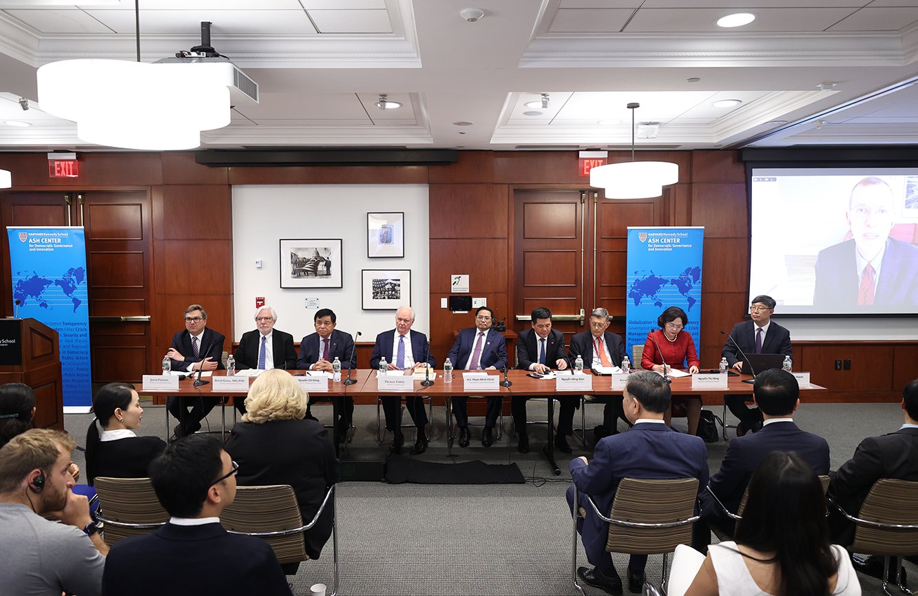 Thủ tướng Phạm Minh Ch&iacute;nh c&ugrave;ng c&aacute;c th&agrave;nh vi&ecirc;n đo&agrave;n đại biểu Việt Nam dự v&agrave; ph&aacute;t biểu tại tọa đ&agrave;m ch&iacute;nh s&aacute;ch tại Đại học Harvard. Ảnh - VGP.&nbsp;