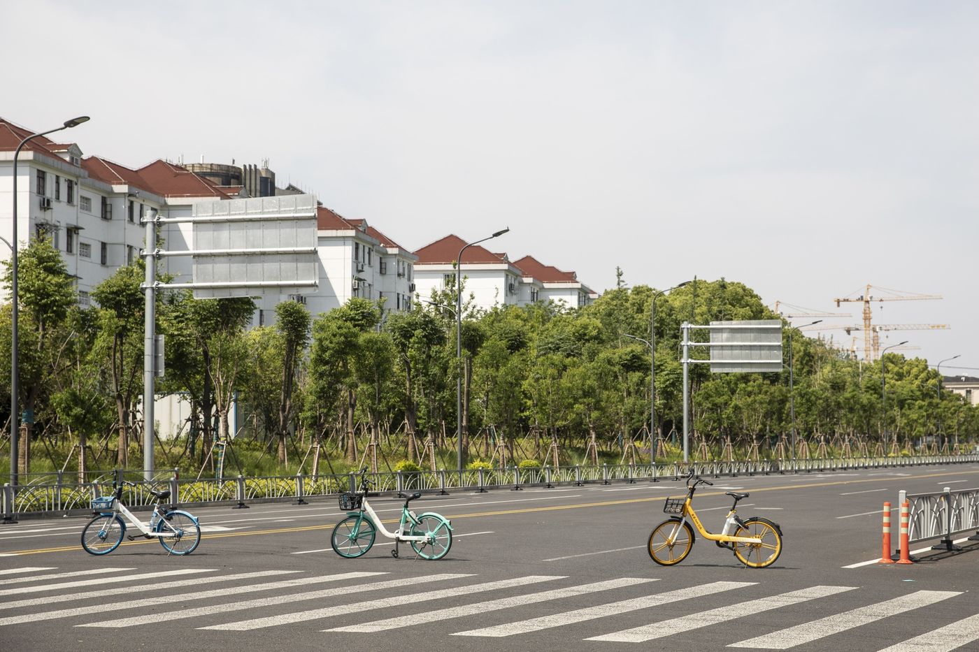 Những chiếc xe đạp được dùng làm rào chắn phong toả ở Thượng Hải, Trung Quốc - Ảnh: Bloomberg.