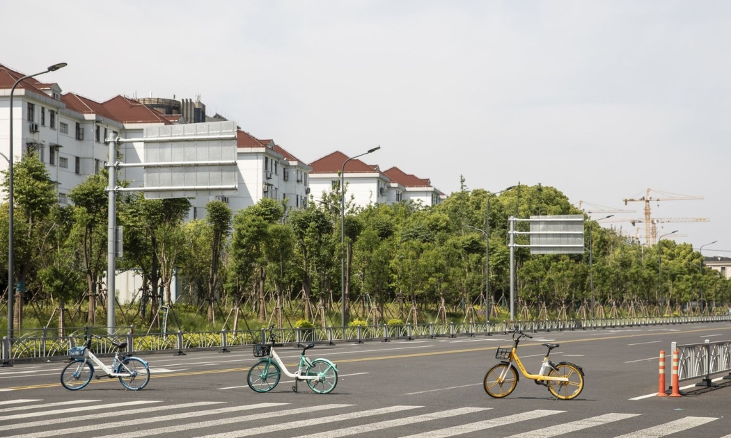 Những chiếc xe đạp được dùng làm rào chắn phong toả ở Thượng Hải, Trung Quốc - Ảnh: Bloomberg.