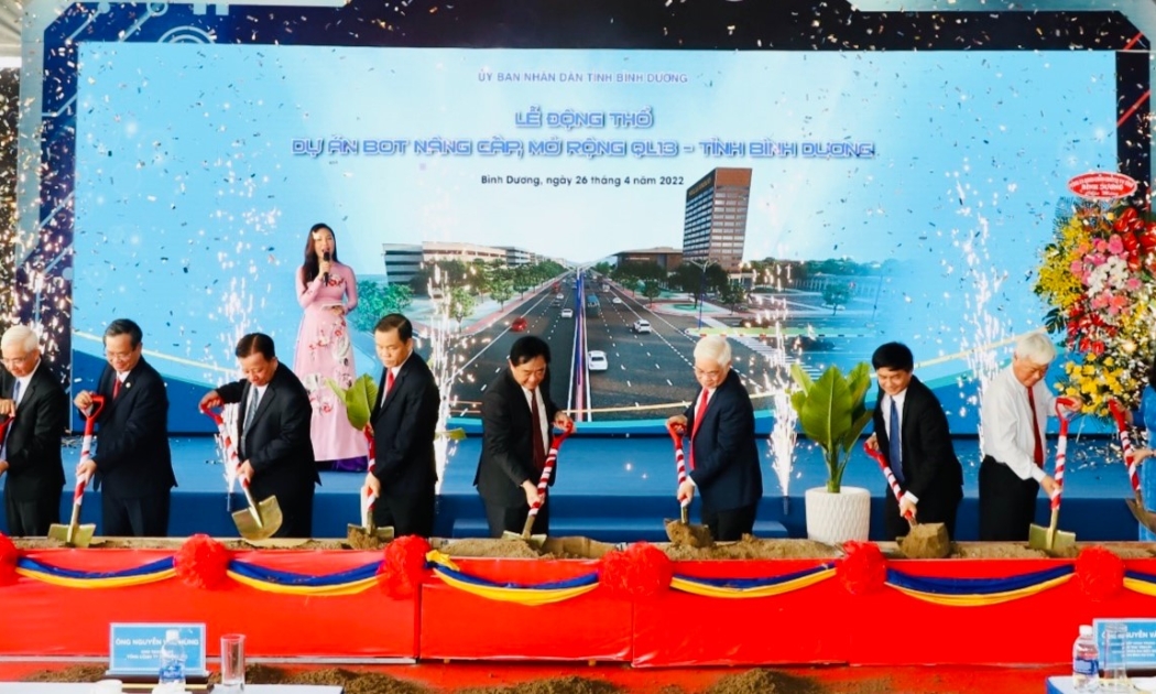 Ban lãnh đạo tỉnh Bình Dương thực hiện nghi thức động thổ, chính thức khởi công dự án nâng cấp, mở rộng QL13 lên 8 làn xe.