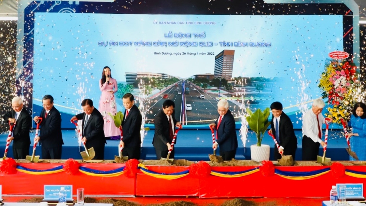Ban lãnh đạo tỉnh Bình Dương thực hiện nghi thức động thổ, chính thức khởi công dự án nâng cấp, mở rộng QL13 lên 8 làn xe.
