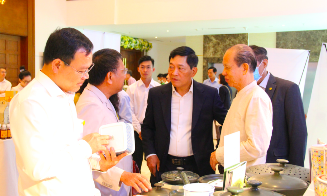 Thứ trưởng Bộ Khoa học và Công nghệ Trần Văn Tùng (thứ hai từ phải sang) trao đổi với các doanh nghiệp bên lề hội thảo Thúc đẩy khoa học công nghệ cho doanh nghiệp và hội nghị thường niên năm 2022 do Hiệp Hội Doanh nghiệp Khoa học và Công nghệ Việt Nam tổ chức.