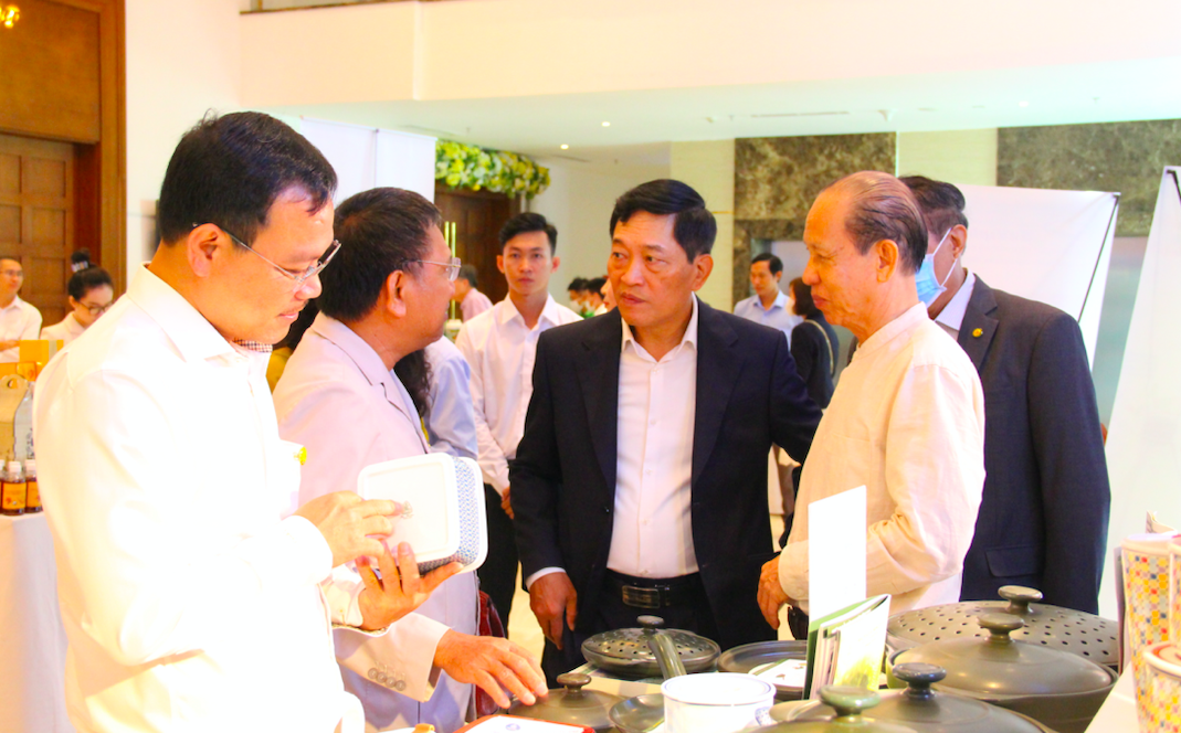 Thứ trưởng Bộ Khoa học và Công nghệ Trần Văn Tùng (thứ hai từ phải sang) trao đổi với các doanh nghiệp bên lề hội thảo Thúc đẩy khoa học công nghệ cho doanh nghiệp và hội nghị thường niên năm 2022 do Hiệp Hội Doanh nghiệp Khoa học và Công nghệ Việt Nam tổ chức.