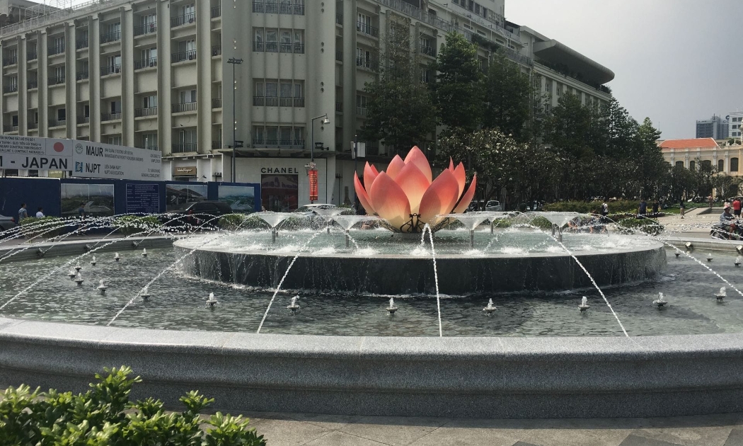 Đài phun nước nghệ thuật hoa sen tại phố đi bộ Nguyễn Huệ ngày nay, nơi trước đây là bồn binh cây liễu.