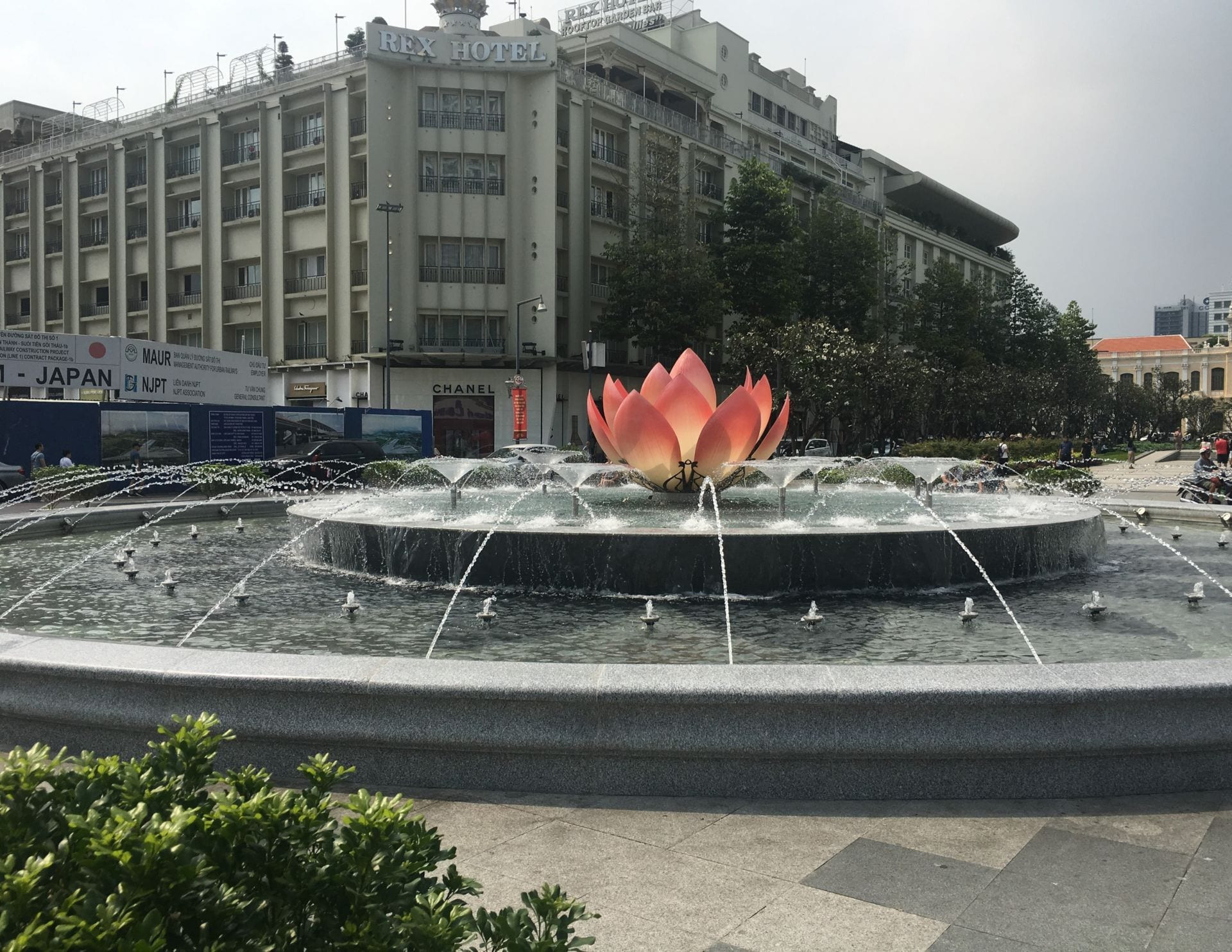 Đài phun nước nghệ thuật hoa sen tại phố đi bộ Nguyễn Huệ ngày nay, nơi trước đây là bồn binh cây liễu.