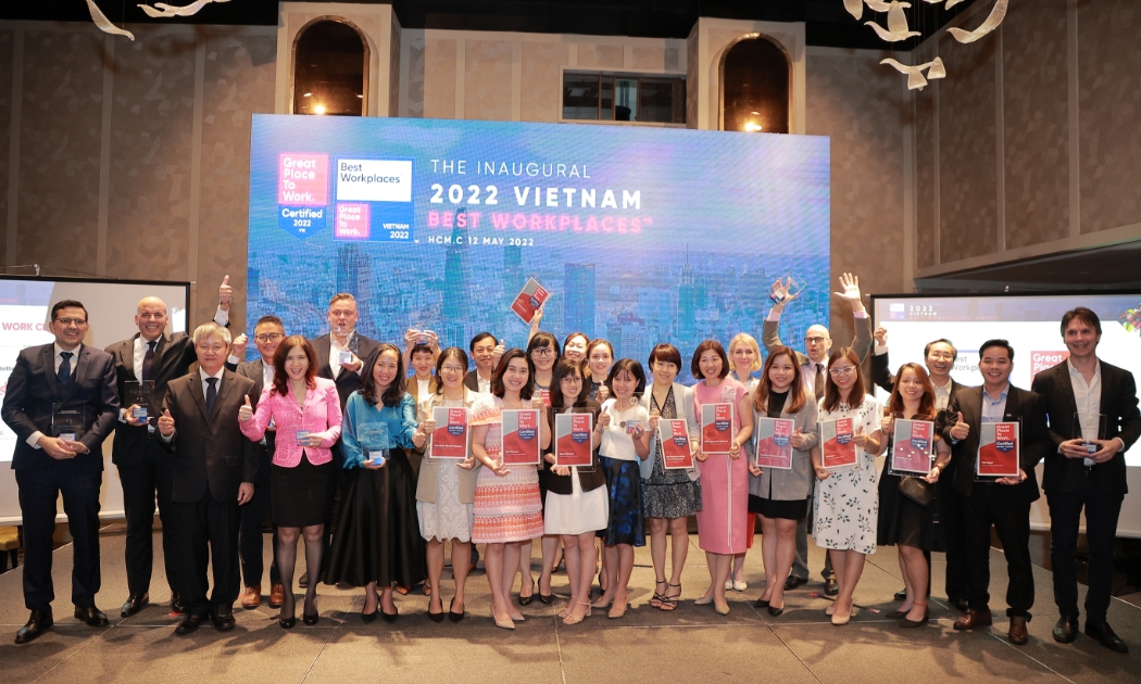 Các đại diện doanh nghiệp nhận danh hiệu “nơi làm việc tốt nhất Việt Nam năm 2022”.