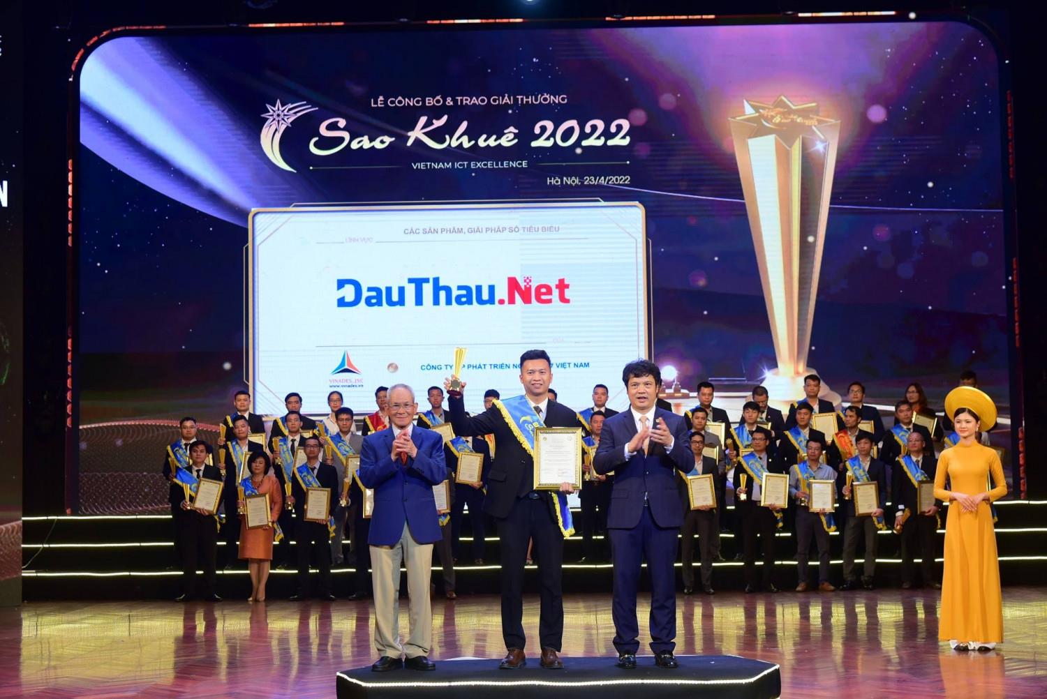 Ông Phạm Đức Tiến - CMO của công ty VINADES đại diện dự án DauThau.Net nhận giải thưởng Sao Khuê 2022.