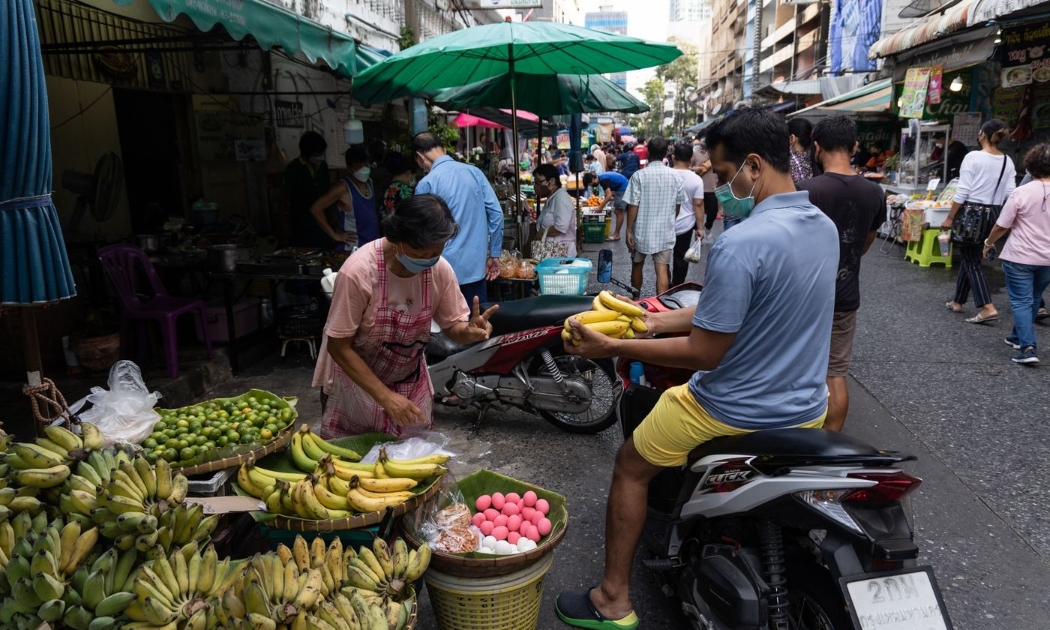 Chợ Silom ở Bangkok, Thái Lan - Ảnh: Bloomberg.