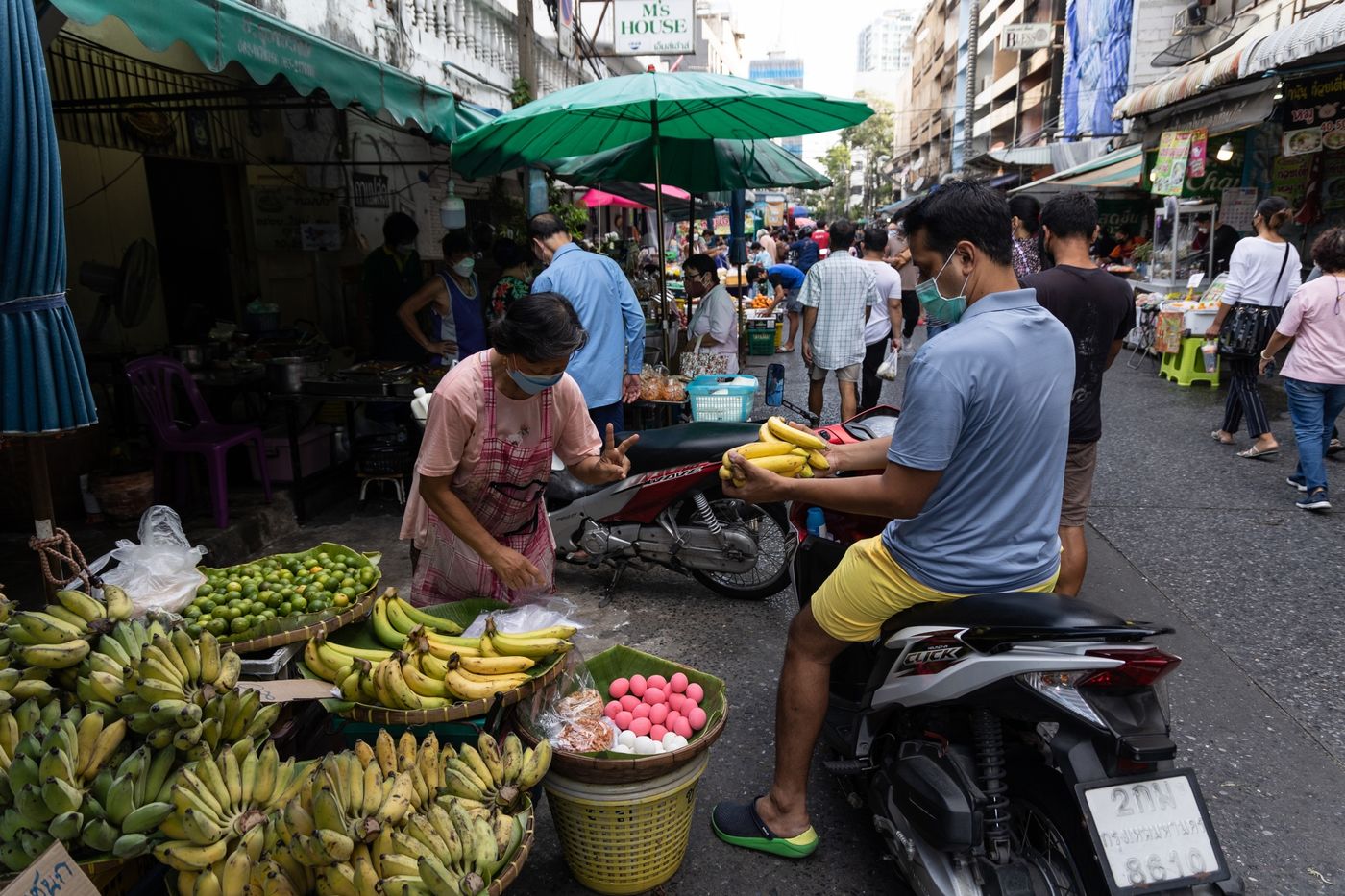 Chợ Silom ở Bangkok, Thái Lan - Ảnh: Bloomberg.