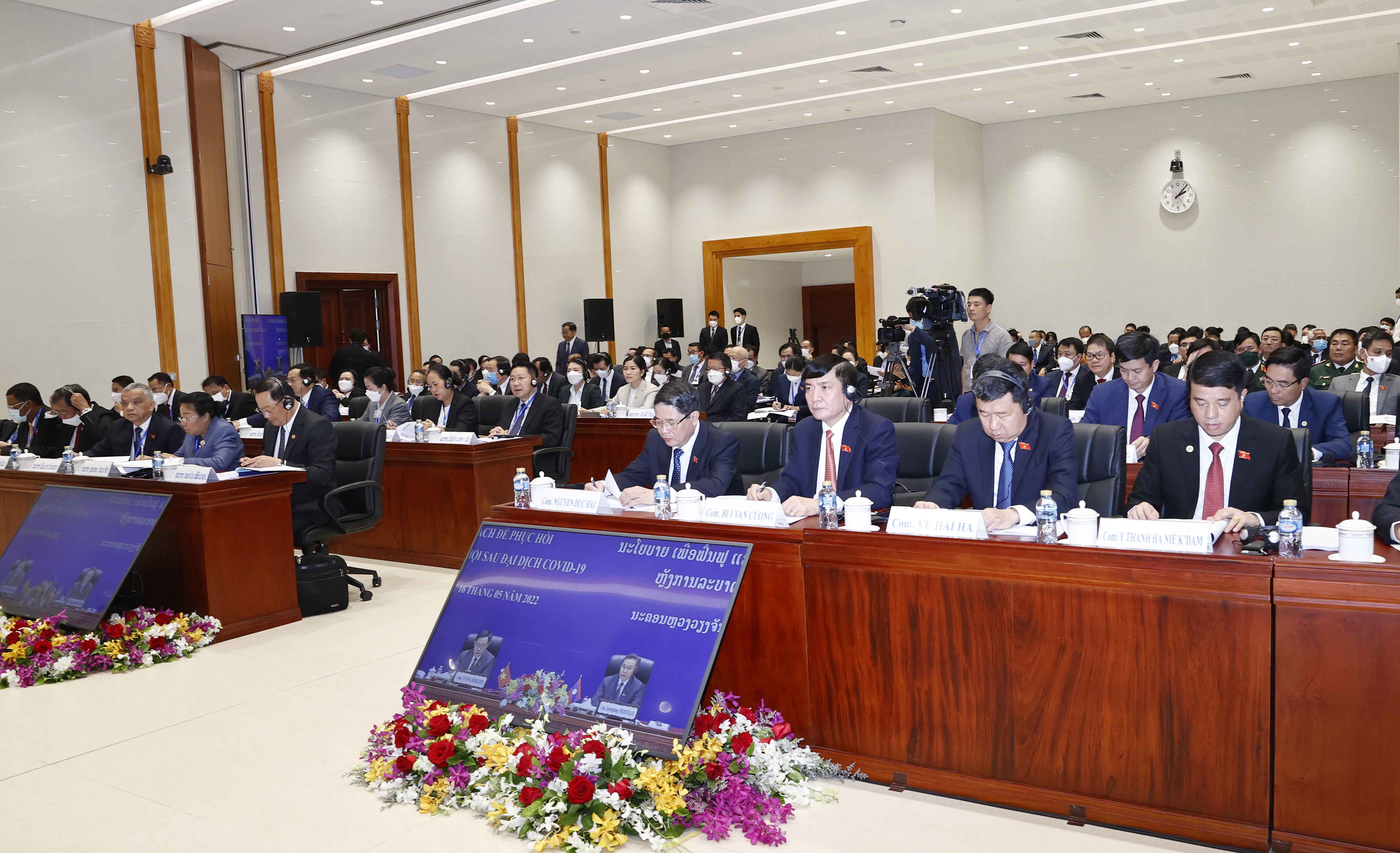 C&aacute;c đại biểu cũng đ&atilde; đặt c&acirc;u hỏi trực ti&ecirc;́p với cho Chủ tịch Quốc hội Vương Đ&igrave;nh Huệ.