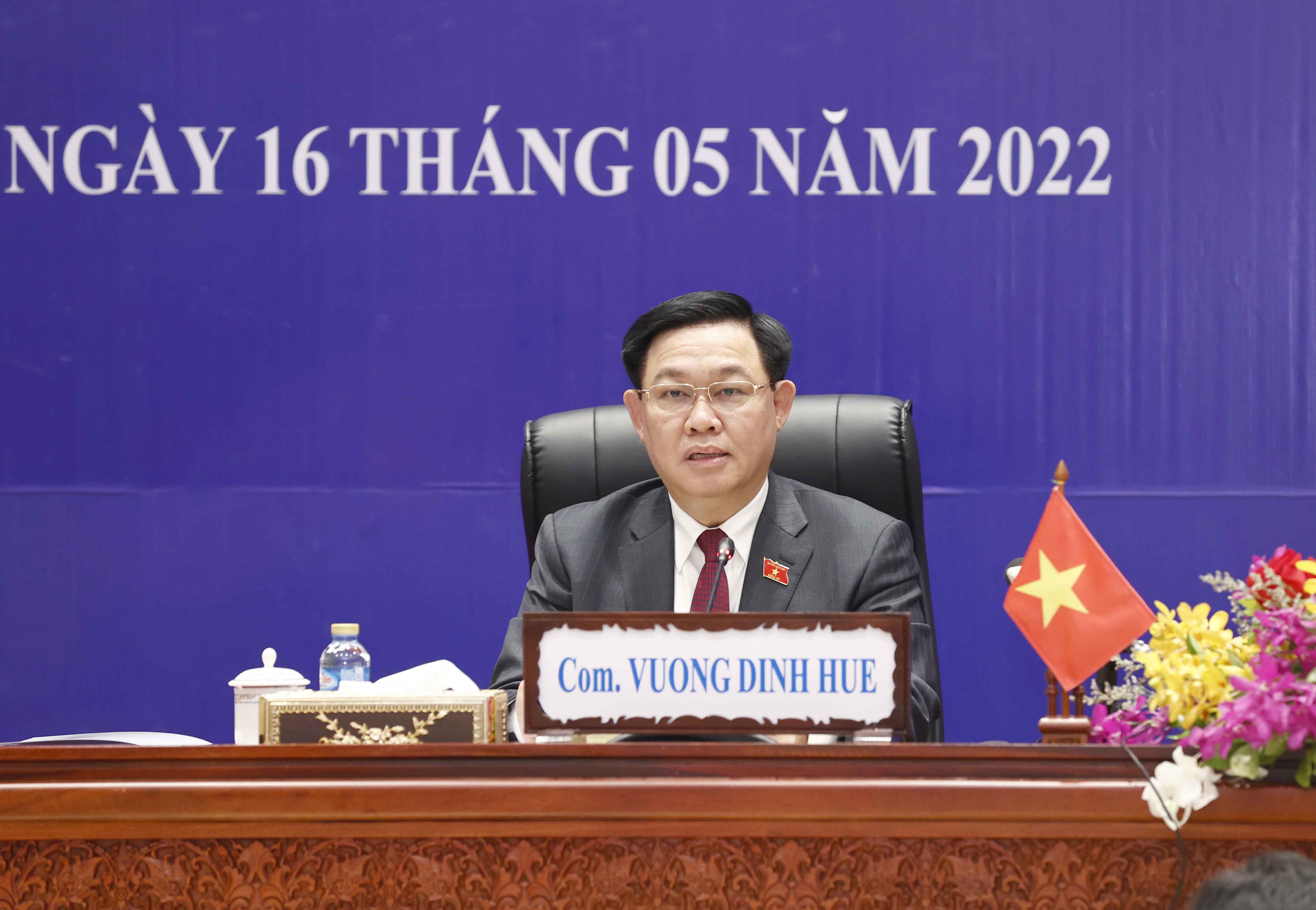 Chủ tịch Quốc hội Vương Đ&igrave;nh Huệ chia sẻ kinh nghiệm phục hồi v&agrave; ph&aacute;t triển kinh tế sau đại dịch Covid-19 với Quốc hội L&agrave;o.