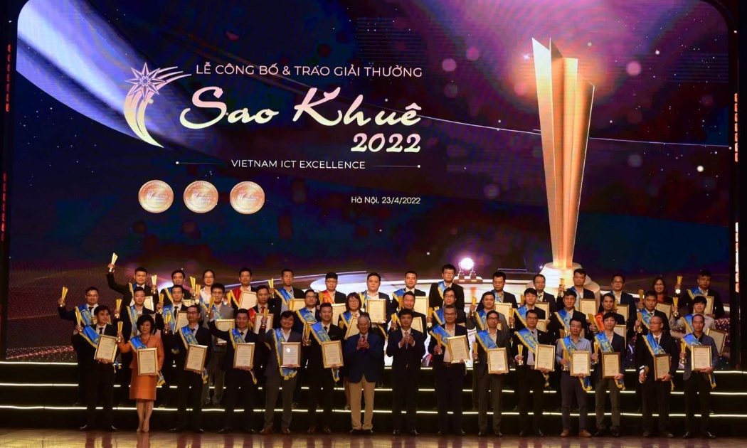 DauThau.Net cùng các đại diện doanh nghiệp trong ngành công nghệ thông tin nhận giải thưởng Sao Khuê 2022.