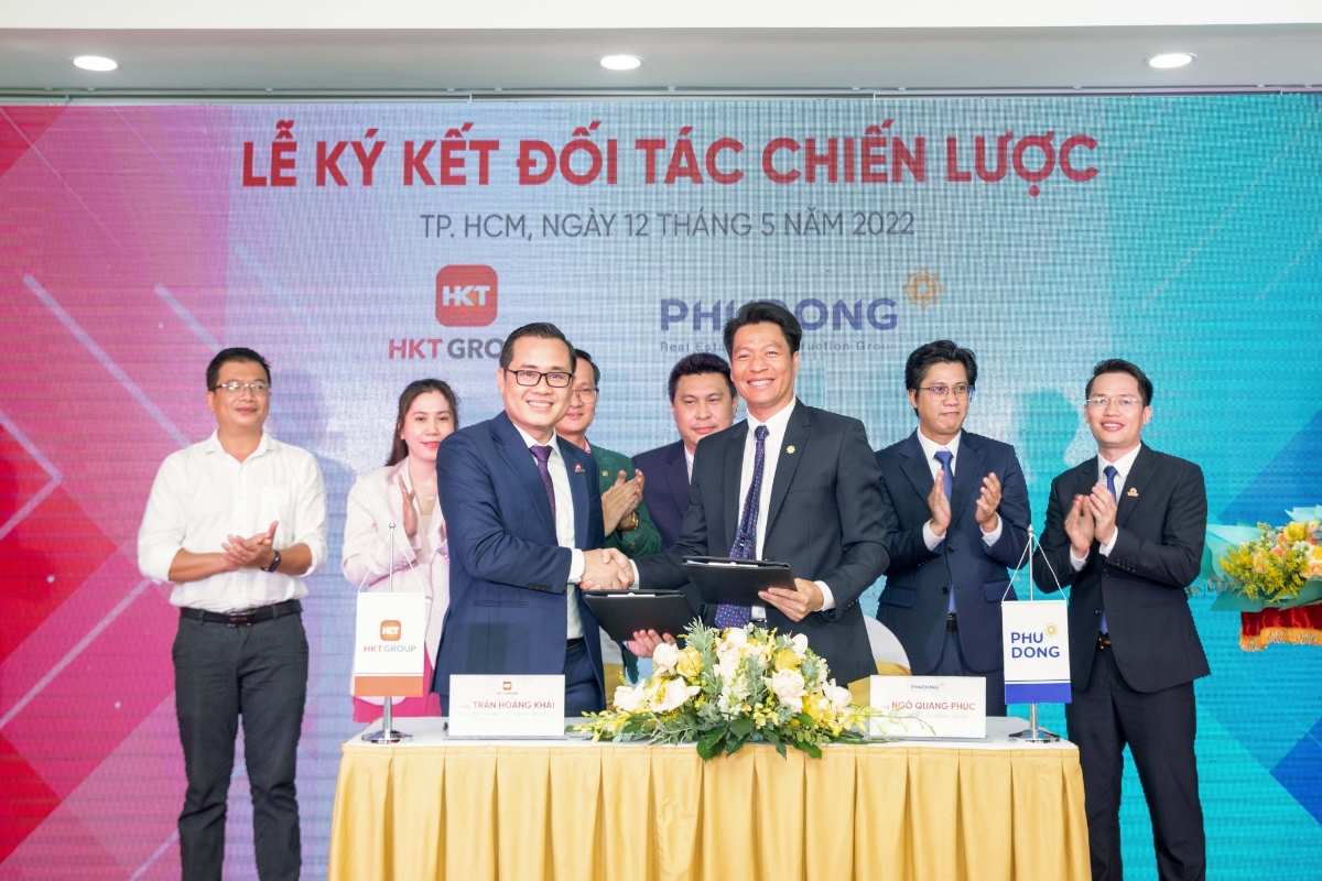 &Ocirc;ng Trần Ho&agrave;ng Khải - Tổng gi&aacute;m đốc HKT Group v&agrave; &ocirc;ng Ng&ocirc; Quang Ph&uacute;c - Tổng Gi&aacute;m đốc Ph&uacute; Đ&ocirc;ng Group thực hiện nghi thức k&yacute; kết.