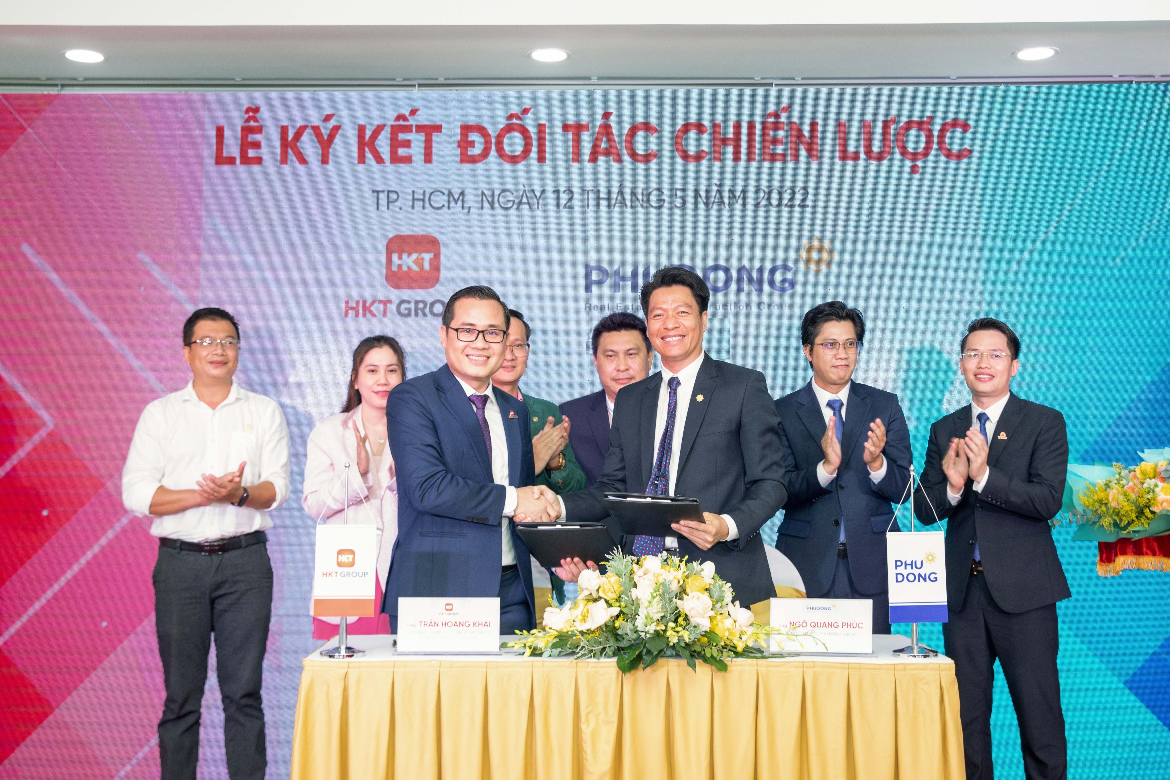 Ông Trần Hoàng Khải - Tổng giám đốc HKT Group và ông Ngô Quang Phúc - Tổng Giám đốc Phú Đông Group thực hiện nghi thức ký kết.