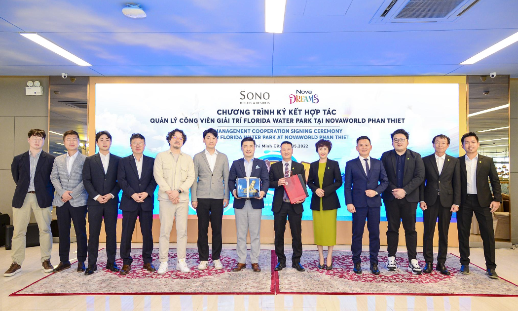 Đại diện Daemyung Sono Hotels & Resorts và đại diện NovaDreams tiến hành nghi thức ký kết.