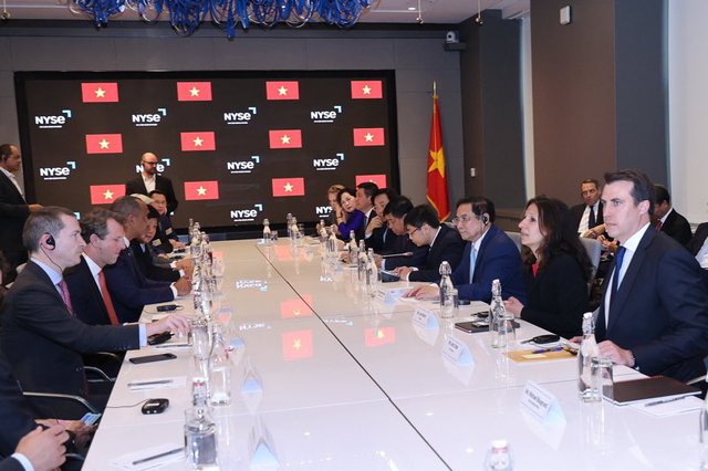 Thủ tướng dự tọa đàm bàn tròn với CEO một số tập đoàn, quỹ đầu tư hàng đầu đang niêm yết tại NYSE. Ảnh - VGP. 