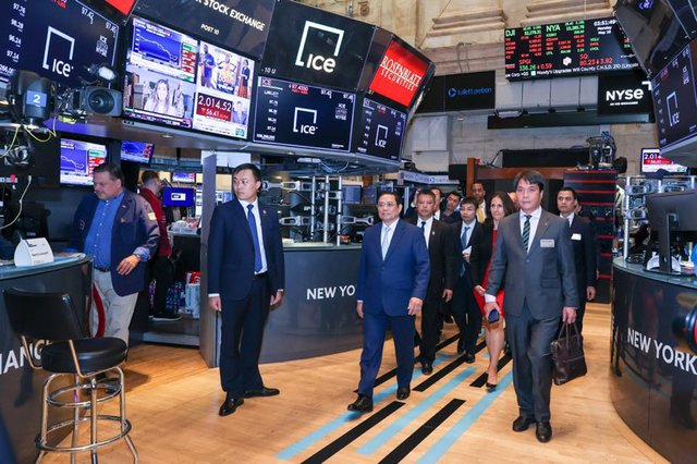 Thủ tướng Ch&iacute;nh phủ Phạm Minh Ch&iacute;nh tới tham quan S&agrave;n giao dịch chứng kho&aacute;n New York (NYSE). Ảnh - VGP.
