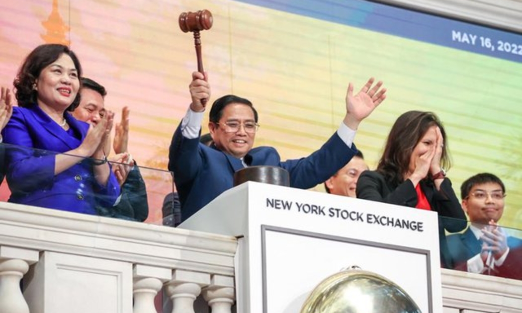 Thủ tướng Chính phủ Phạm Minh Chính gõ búa kết thúc phiên giao dịch tại Sàn giao dịch chứng khoán New York (NYSE) ngày 16/5 theo giờ địa phương. Ảnh - VGP.