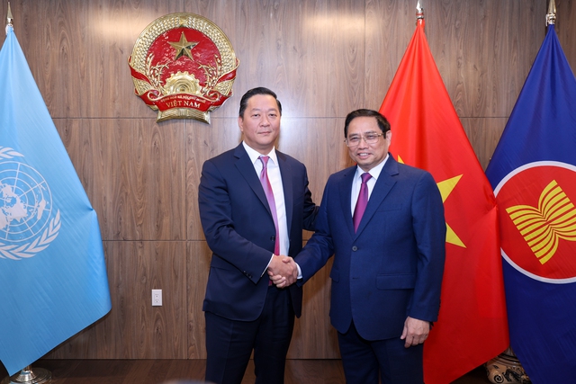 Thủ tướng Phạm Minh Chính và Tổng Giám đốc KKR Joseph Bae - Ảnh - VGP. 