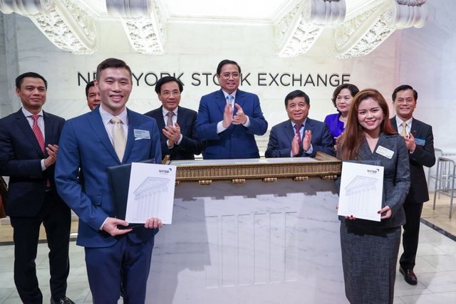 Các đối tác Việt Nam và Hoa Kỳ trao văn kiện hợp tác trước sự chứng kiến của Thủ tướng Phạm Minh Chính và đoàn Việt Nam. Ảnh - VGP. 