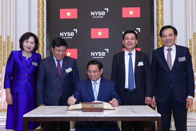 Thủ tướng ghi sổ lưu b&uacute;t danh dự tại NYSE. Ảnh - VGP.&nbsp;