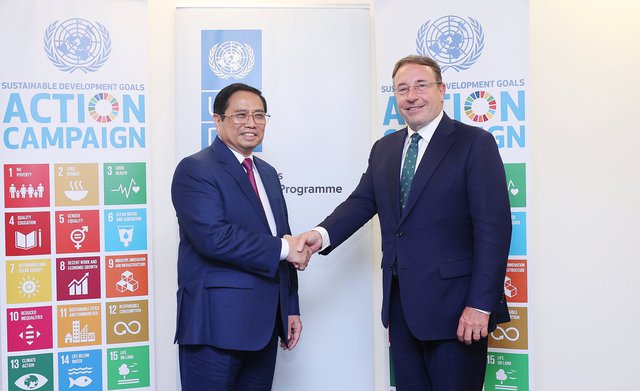 Thủ tướng Phạm Minh Ch&iacute;nh gặp Tổng Gi&aacute;m đốc Chương tr&igrave;nh Ph&aacute;t triển Li&ecirc;n Hợp Quốc (UNDP) Achim Steiner. Ảnh - VGP.&nbsp;