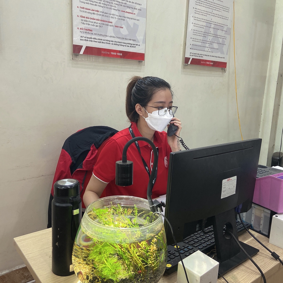 Nh&acirc;n vi&ecirc;n bưu cục của J&T Express.