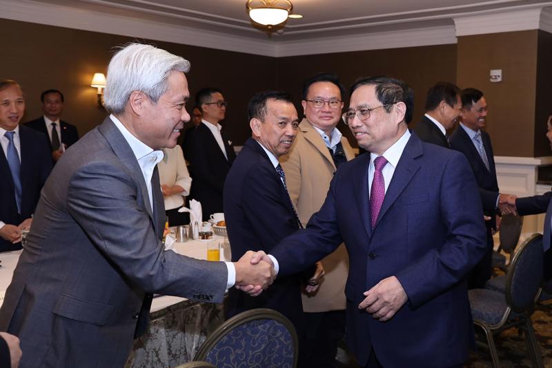 Prime Minister Pham Minh Chinh (right) at the meeting.