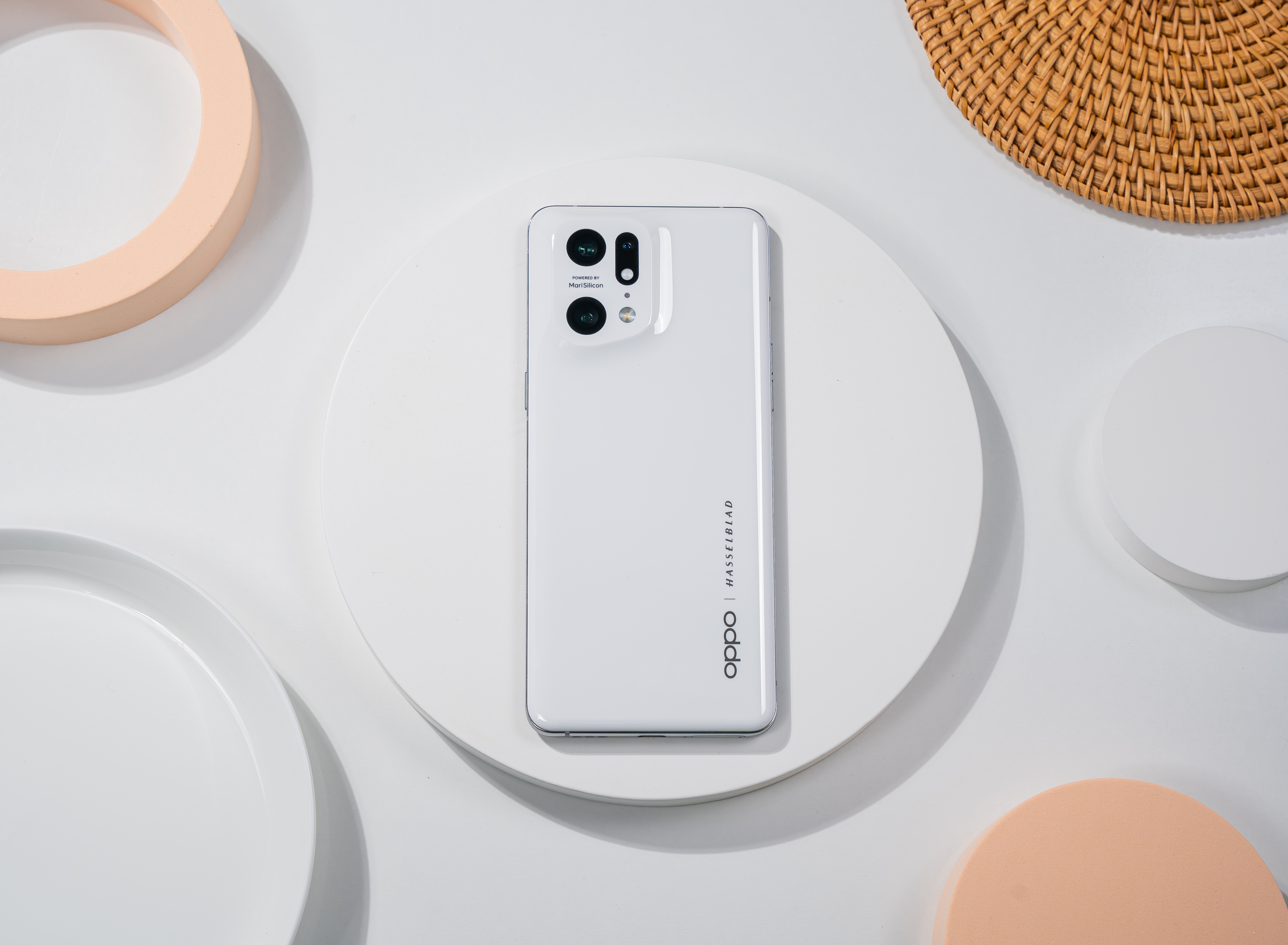 Thiết kế đậm chất “tương lai” từ OPPO Find X5 Pro.